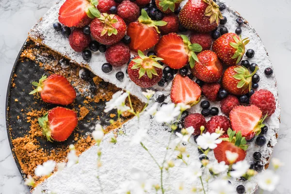 Top View Delicious Homemade Cake Berries Beautiful White Flowers — Stock Photo, Image