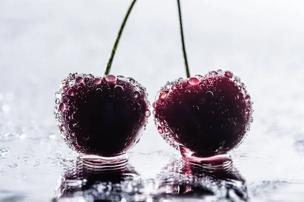 Enfoque Selectivo Cerezas Rojas Maduras Con Gotas Agua Superficie Húmeda — Foto de Stock