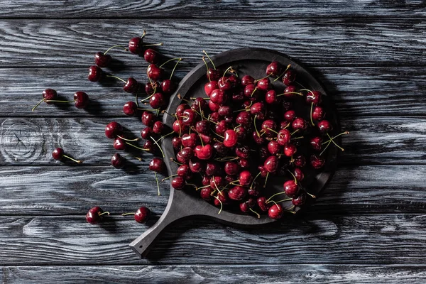 Pemandangan tinggi tumpukan ceri matang merah di atas meja kayu — Stok Gambar Pemandangan Tinggi Tumpukan Ceri Matang Merah Atas Meja Kayu Stok Foto Bebas Royalti