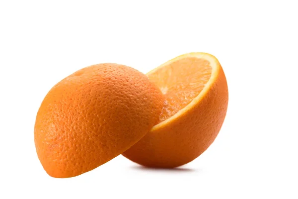白で隔離配置された新鮮なオレンジ色の部分のクローズ アップ表示 — ストック写真