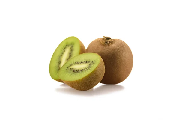Nahaufnahme Von Arrangierten Frischen Kiwi Früchten Isoliert Auf Weiß — Stockfoto