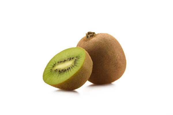 вид свежего и спелого киви, изолированного на белом

