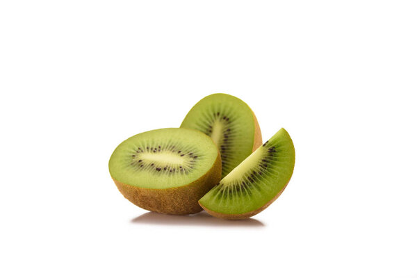 крупный план свежих и спелых кусочков киви, изолированных на белом
