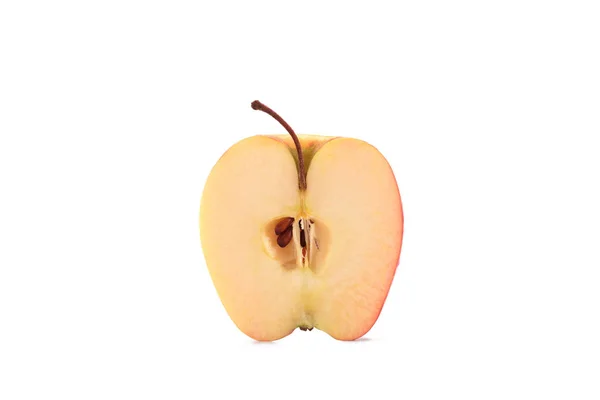 关闭了成熟的苹果片在白色隔离的看法 — 免费的图库照片