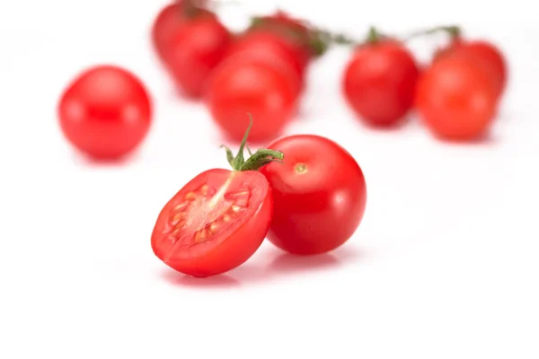 Primer Plano Vista Tomates Cherry Frescos Ramita Aislada Blanco — Foto de Stock