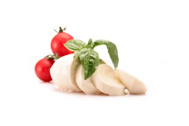 kiraz domates, mozzarella peyniri görünümü kapatın ve izole üzerinde beyaz fesleğen yaprağı