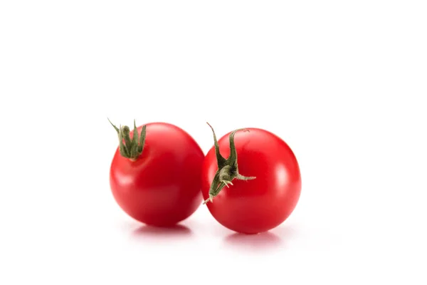 Vista Perto Tomates Cereja Arranjados Isolados Branco — Fotos gratuitas