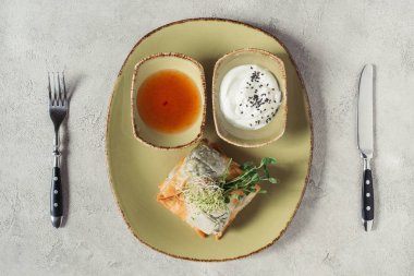 yonca ve gri yüzeyi tabakta servis Ayçiçeği tohumları germinated düz lay samosas ıspanak ve paneer doldurulmuş phyllo hamur içinde ile süslenmiş