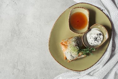 yonca ve gri yüzeyi tabakta servis Ayçiçeği tohumları germinated samosas ıspanak ve paneer doldurulmuş phyllo hamur içinde üstten görünüm süslenmiş