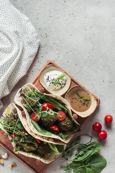 Vista Superior Falafel Con Tortillas Tomates Cherry Semillas Germinadas Girasol — Foto de Stock