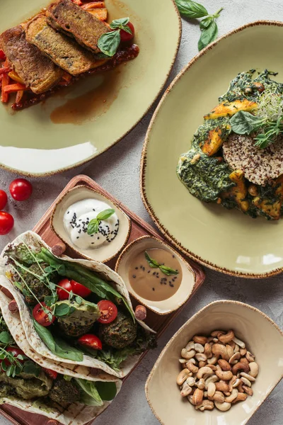 Composición Los Alimentos Con Platos Vegetarianos Dispuestos Servidos Superficie Gris —  Fotos de Stock