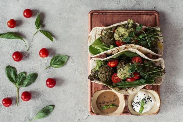 Deitado Plano Com Falafel Com Tortilhas Tomate Cereja Sementes Germinadas — Fotografia de Stock