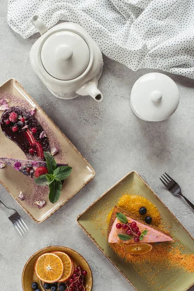 Flache Lage Mit Süßem Karottenkuchen Mit Beerenfüllung Blaubeerkuchen Mit Minzblättern — Stockfoto