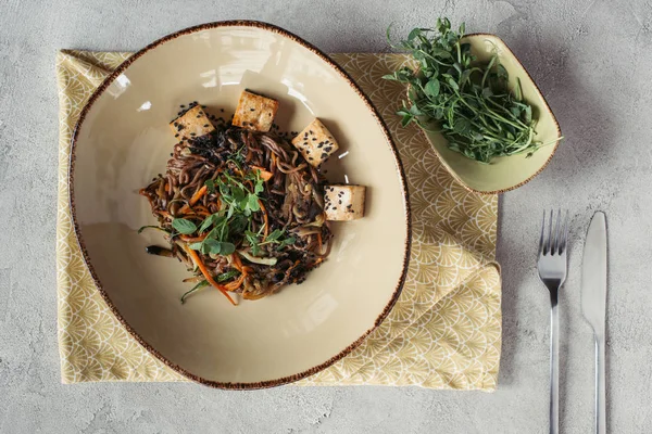 Composición Alimentos Con Brotes Tazón Soba Con Tofu Verduras Decoradas — Foto de Stock