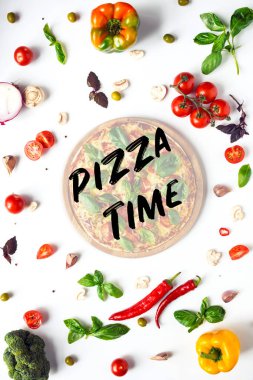 Ahşap tahta ve çeşitli maddeler beyaz, pizza zaman yazıt izole İtalyan pizza ile düz lay