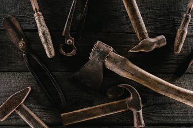  düz lay vintage paslı marangozluk aletleri ahşap masa üstü olarak düzenlenmesi ile