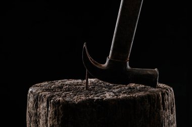  vintage paslı çekiç ve çivi ahşap güdük siyah izole görünümünü kapat