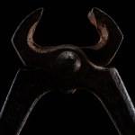 Nahaufnahme von alten rostigen Zangen isoliert auf schwarz Nahaufnahme von alten rostigen Zangen isoliert auf schwarz