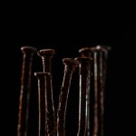 Close-up van vintage roestige spijkers geïsoleerd op zwart