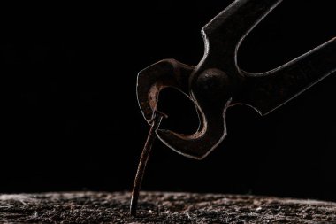  vintage pense görünümü kapatın ve ahşap güdük siyah izole çivi