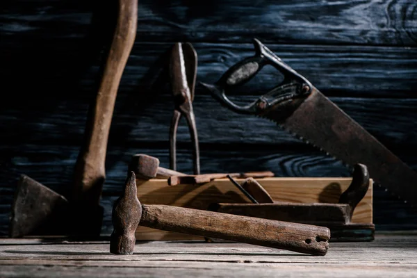 Foco Seletivo Ferramentas Carpintaria Vintage Dispostas Mesa Madeira — Fotografia de Stock
