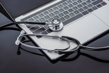 cam yüzeyi stetoskop ve dizüstü bilgisayar görünümü kadar kapatın 