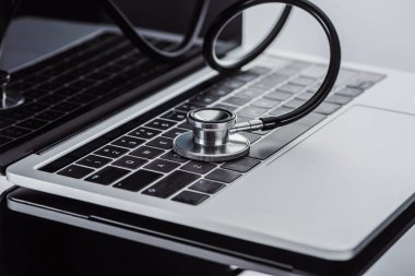 seçici odak stetoskop ve arka plan bulanık üstünde laptop