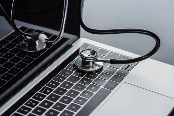 Foco Seletivo Estetoscópio Laptop Com Tela Branco Superfície Cinza — Fotografia de Stock