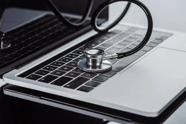 Selective Focus Stethoscope Laptop Blurred Background — Stock Photo, Image