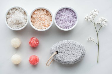 beyaz bir doğal spa ve banyo aksesuarları üstten görünüm 