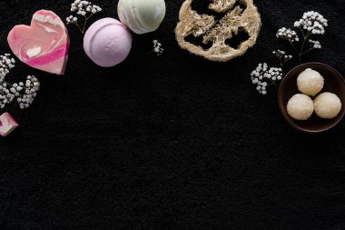 siyah arka plan üzerine bir spa ve vücut bakım aksesuarları üstten görünüm 