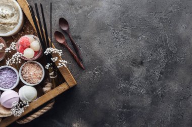spa ve vücut bakım aksesuarları kutusu ve tahta kaşıklar üstten görünüm gri arka plan üzerinde