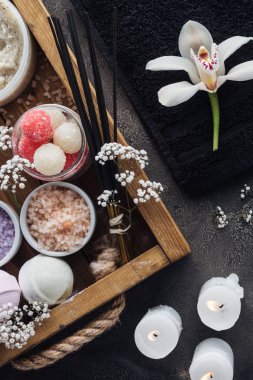 Güzel orkide, havlu, yanan mumlar ve spa aksesuarları Grey üstten görünüm 