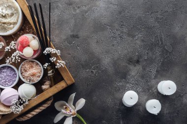 ahşap kutu, orkide ve mumlar spa ve banyo aksesuarları en iyi görünümü gri arka plan üzerinde 