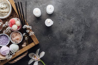 ahşap kutu ve yanan mum spa ve banyo aksesuarları en iyi görünümü gri arka plan üzerinde 