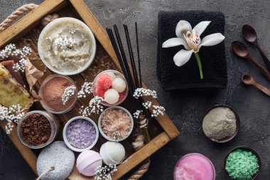 Grey orkide çiçek, havlu ve spa aksesuar ahşap kutusunda üstten görünüm  
