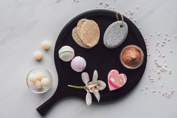 вид сверху на различные природные аксессуары для ухода за телом на белом, спа-процедуры концепции
