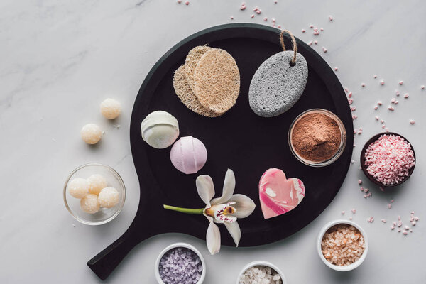вид сверху на различные природные спа и банные принадлежности на белом
 