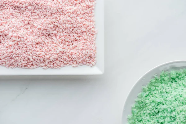 白色背景上的粉红色和绿色海盐的顶部视图 — 图库照片