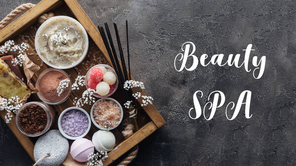 вид сверху на спа и аксессуары для ухода за телом в деревянной коробке и надпись
  