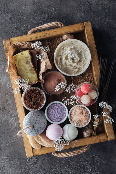 верхний вид спа и аксессуаров для ухода за телом в деревянной коробке на сером
   