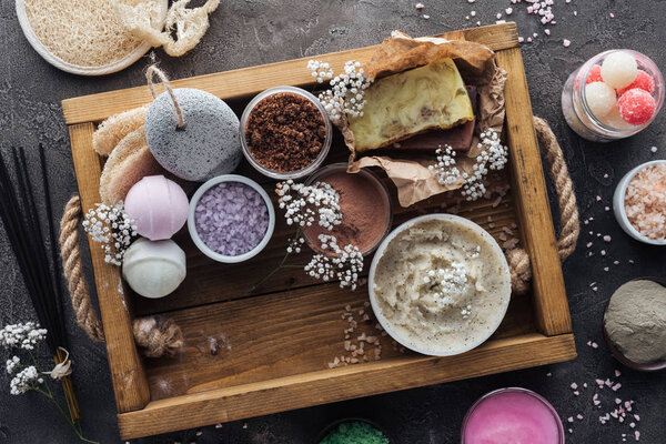 вид на спа и банные принадлежности в деревянной коробке на сером
 