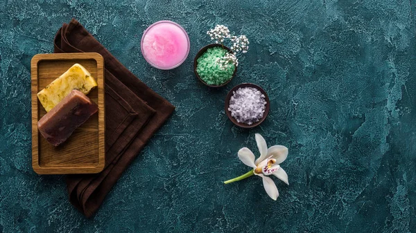 美しい蘭の花 手作り石鹸や浴室のアクセサリのトップ ビュー — ストック写真