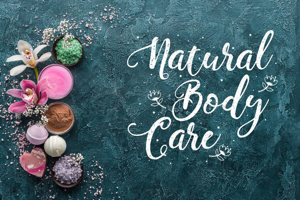 вид сверху на орхидеи, морскую соль и мыло ручной работы с надписью
