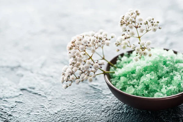 Närbild Gröna Havssalt Skål Och Små Vita Blommor Selektivt Fokus — Stockfoto