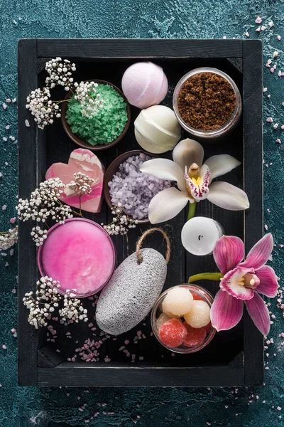 Close View Beautiful Flowers Sea Salt Spa Accessories Box — Stock Photo, Image