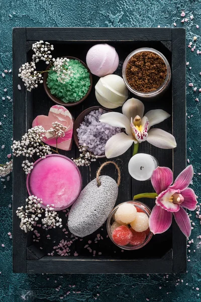 Close Beeld Van Prachtige Bloemen Zee Zout Spa Accessoires Doos — Stockfoto