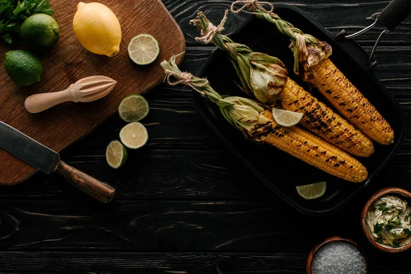 Pohled Shora Prkénku Plátky Limetky Citronu Krém Petrželkou Ždímací Nůž — Stock fotografie zdarma