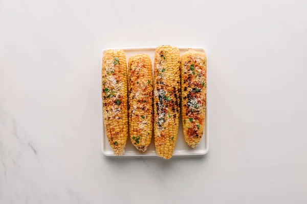 大理石桌上板上加盐的美味烤玉米的顶级视图 — 图库照片