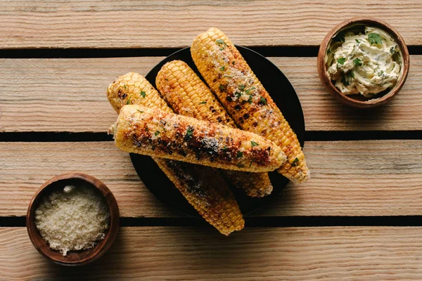 Top View Grilled Corn Spice Butter Parsley Wooden Table — Stock Photo, Image